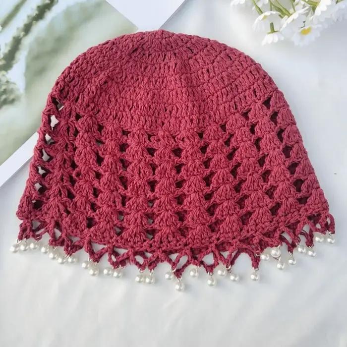 Chapeau en crochet ajouré mignon et élégant avec perles et pompons