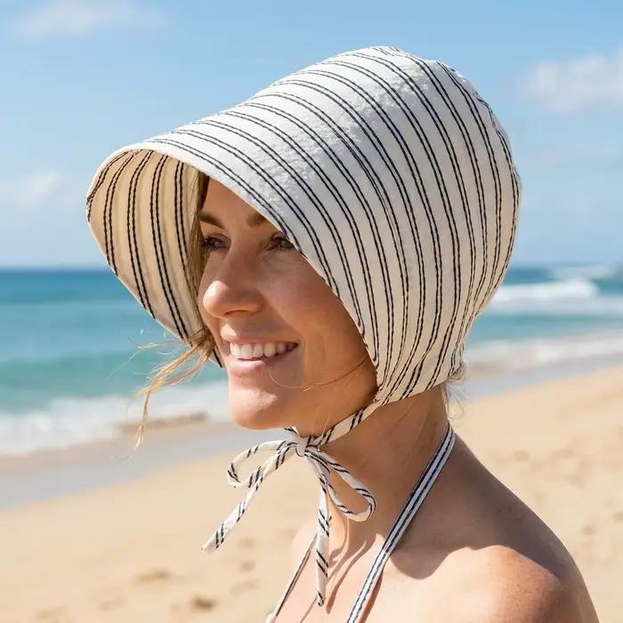 Chapeau de soleil à large bord rayé pour femmes protection UV léger et pliable pour les vacances plage voyages en plein air