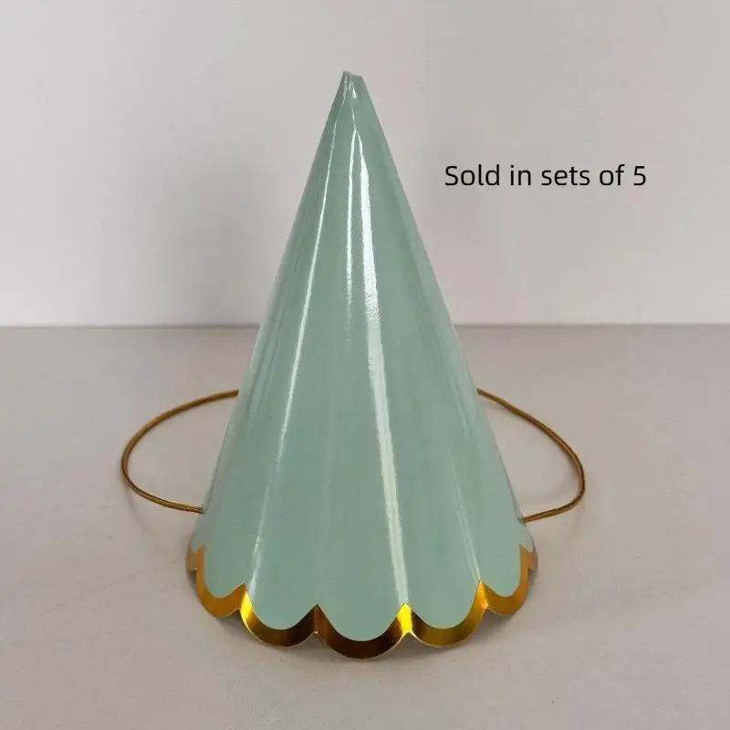 Chapeaux de fête pastel avec bordure festonnée dorée, couleurs assorties, parfaits pour les fêtes d'