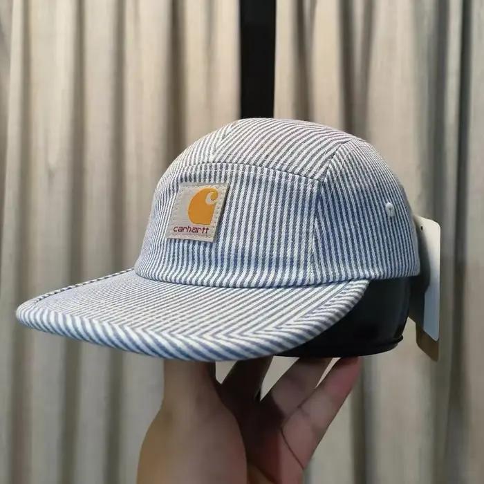 Casquette de travail vintage Carhartt en seersucker rayé bleu et blanc à 5 panneaux, avec logo C, vi